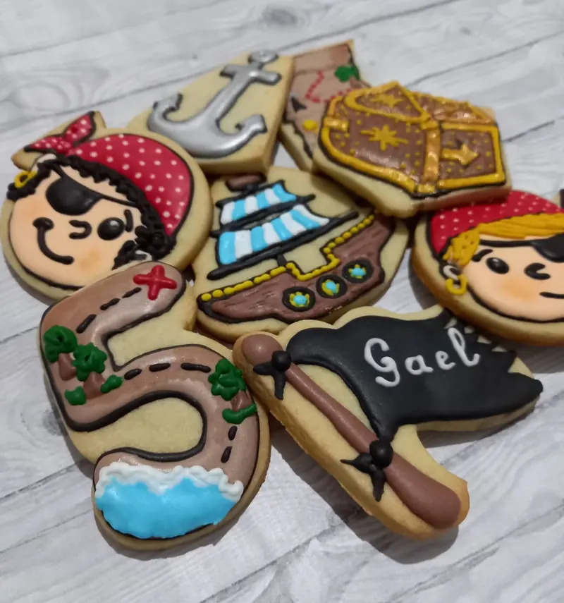Cookies. cookies temáticas de piratas con glaseado detallado