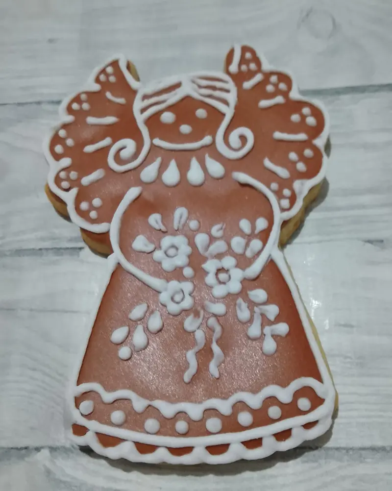 Cookie de ángel con glaseado detallado en marrón y blanco
