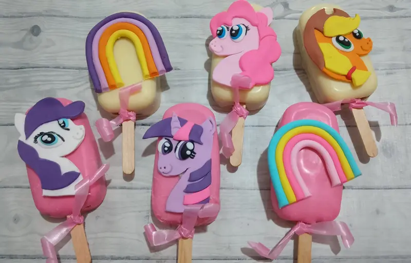 Paletas. paletas temáticas de My Little Pony con figuras de fondant y moño rosa